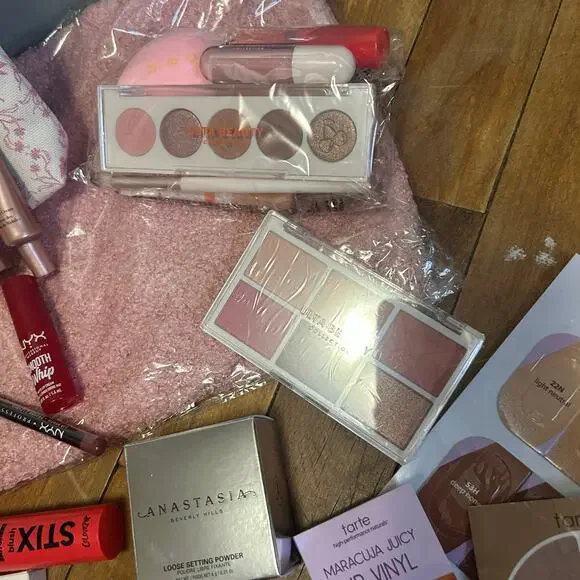 Makeup bundle - Picture 4 of 6